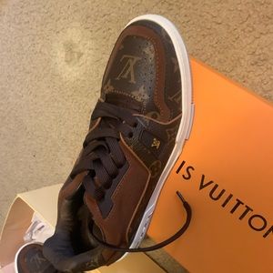 Lv traniors size 9